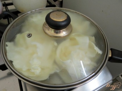Выкладываем капусту в глубокую сковороду, или кастрюлю с широким дном. Заливаем холодной водой, солим, закрываем крышкой и варим до полуготовности.