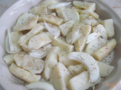 С картофеля слить жидкость и выложить в форму для запекания. Оставшийся лук нарезать четвертинками и выложить к картофелю. Посолить, поперчить, посыпать розмарином и полить оливковым маслом. Все перемешать и выставить в духовку на 20 минут при температуре 200 градусов.