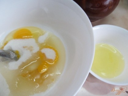 У одного яйца отделим белок от желтка. Белок оставим для глазури и 3 ст.ложки сахара отсыпать со стакана. Остальной сахар соединить с одним яйцом и желтком, с растительным маслом и медом.