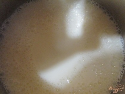 Молоко нужно нагреть, остудить до комнатной температуры. Яйцо взбиваем вилкой и добавляем его в молоко, все хорошо перемешиваем.