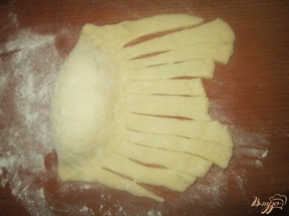 Каждый кусочек раскатать, отступив от края 3 см поместить крем, накрыть крем тестом и хорошенько залепить края. Оставшееся тесто нарезать полосками и свернуть. Получаются интересные булочки.