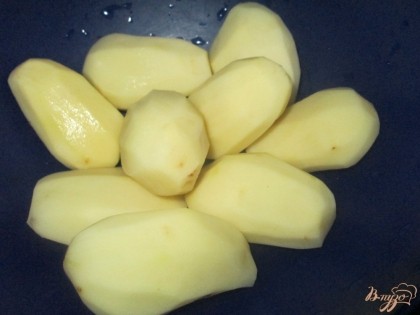Для приготовления картошечки гармошечки нам понадобиться сало (можно взять сало с прорезью) и картофель. Картофель очистить и помыть.