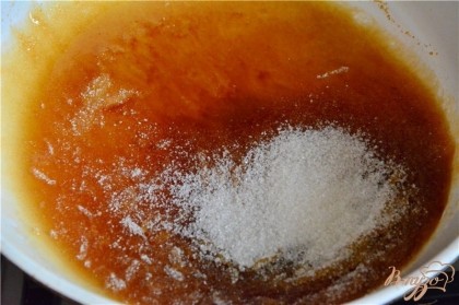 Далее варим карамельный крем. Сахар 150 гр растопим в толстостенной посуде (я в сковороде) на маленьком огне (аккуратно, не пережечь!)