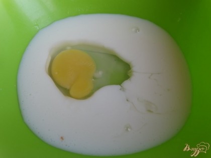 В миску нальем чуть теплый кефир, добавим яйцо и сахар.