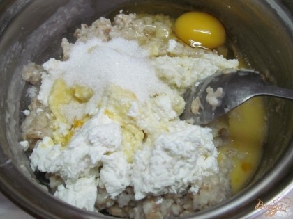Когда каша остынет, нужно добавить творог, сахар, щепотку соли, яйцо и муку. Муки добавлять столько, что бы консистенция была как на оладьи.