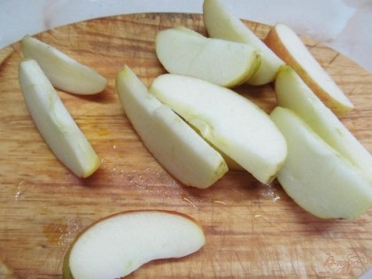 Яблоки нарезать дольками.