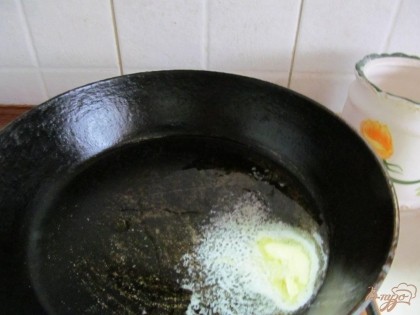 В сковороде разогреть оливковое и сливочное масло.