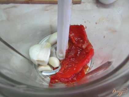 Тем временем перебить в блендере половину болгарского перца (у меня перец в томате закрытый на зиму), чеснок и остаток лука.
