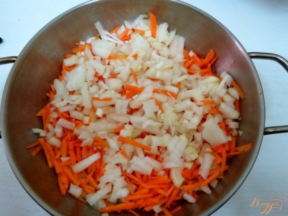 Лук нарезаем кубиками, морковь мелкой соломкой. Отправляем пассероваться, до мягкости.