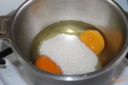 Далее на водяной бане взбить венчиком яйца с сахаром до пены.