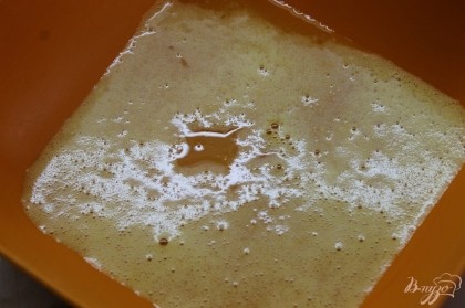 Вылить взбитые яйца в глубокую миску и с помощью миксера взбить до густоты.