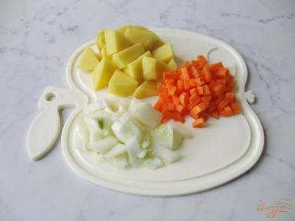 Картофель, морковь и лук чистим, моем и произвольно нарезаем.