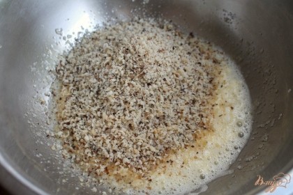 Чищенные грецкие орехи измельчаем и добавляем в миску.