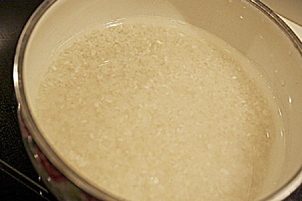 Всыпаем в кастрюлю рис,заливаем водой в пропорции 1:2.  Доводим до кипения,снижаем огонь до среднего.Варим 15 минут.  Периодически помешиваем,чтобы рис не прилипал к дну.