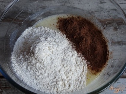 Всыпьте в яично-кефирную смесь муку, порошок какао и соду.