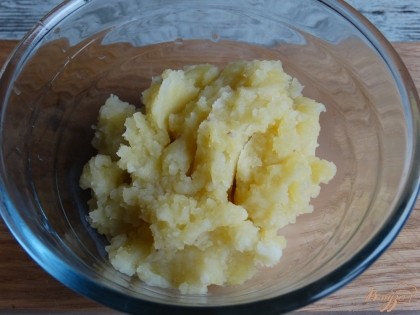 Для начинки следует отварить картофель, предварительно очистив и порезав кусочками. Из сваренного картофеля приготовить пюре, добавив в него кусочек сливочного масла.