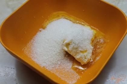 Соединить масло сливочное с сахаром и яйцом и хорошо перебить в блендере.