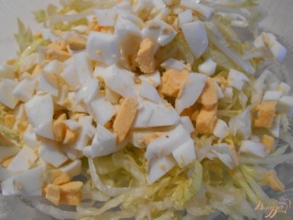 Яйца нарезать мелким кубиком и добавить к капусте.