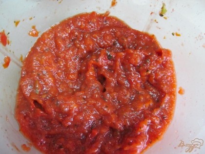Тем временем приготовим соус. В блендере смешать томат, перец красный (желательно запеченный. У меня перец из лечо), паприку, имбирь, зеленый лук, базилик, чеснок. Все взбить до однородной массы.