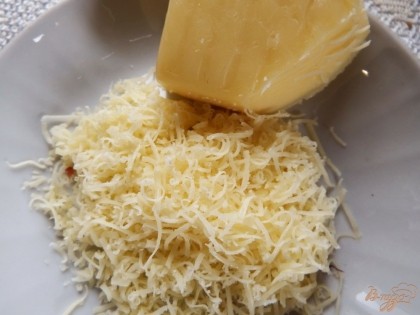 Сыр твердых сортов натереть на самой мелкой терке.