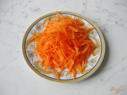 Затем чистим и натираем на мелкой тёрке морковь.