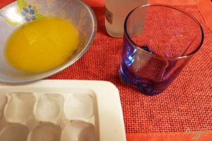 Подготовим продукты для коктейля. Из апельсинов выдавим сок,процедим через ситечко.