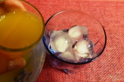 Наливаем апельсиновый сок. Апельсины должны быть сладкие,так вкуснее.))