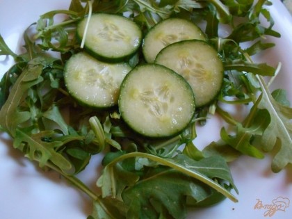 В блюдо выкладываем промытые и высушенные листья салата. Лучше использовать салат " Айсберг". Выкладываем слой огурцов.