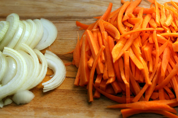 Замочите маш в холодной воде примерно на час. Тем временем нарежьте лук полукольцами, а морковь соломкой. Моркови должно быть в 2-2,5 раза больше, чем лука. 