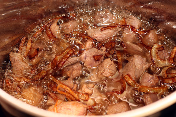 Добавьте мясо и обжаривайте, помешивая, пока на нем не образуется коричневая корочка.