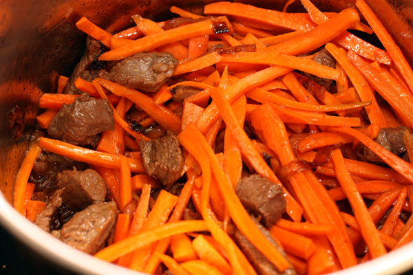 Теперь очередь моркови. Ее надо готовить до мягкости. Моя знакомая узбечка, которая и демонстрировала этот рецепт, говорит, что в идеале нужна желтая морковь, которая лучше сохраняет форму при приготовлении.