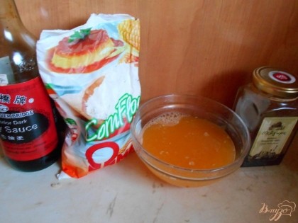 Из двух апельсинов выдавливаем сок. К соку добавляем соевый соус, мед и специи. Можно для загустения соуса добавить 1 ч.л крахмала( по желанию). Перемешиваем все очень хорошо.