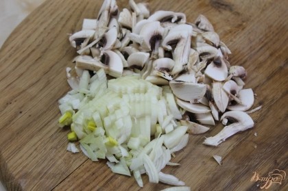 Готовим соус, для этого грибы нарезать мелкими дольками, лук мелким кубиком.