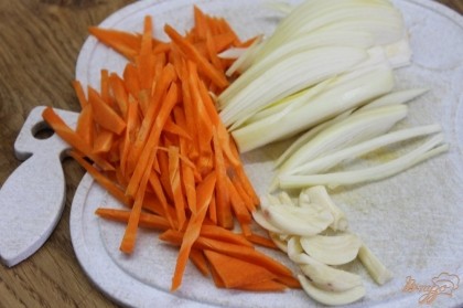 Лук нарезать полукольцами, морковь мелкой соломкой, чеснок на четыре части.