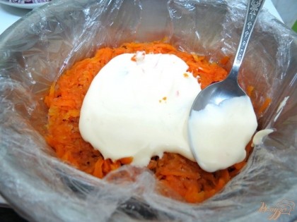 Следующим слоем выкладываем морковь, майонез.