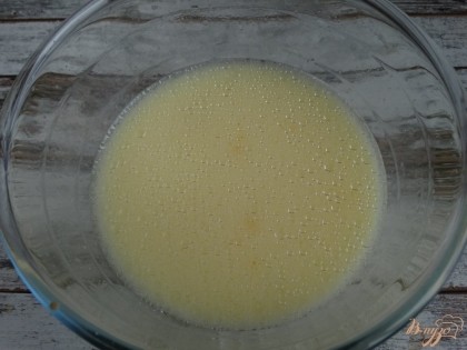 В отдельной посуде соединяем теплое молоко, яйцо, оставшийся сахар и растительное масло. Все хорошо перемешиваем (я взбила электровенчиком).