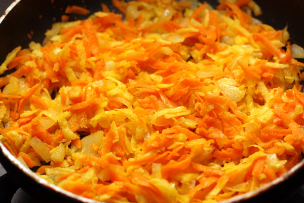 Добавьте репу и морковь к луку, потушите несколько минут до мягкости.
