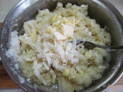 Приготовить картофель-пюре на молоке. Добавить сыр, сливочное масло, соль, мускатный орех на кончике ножа.