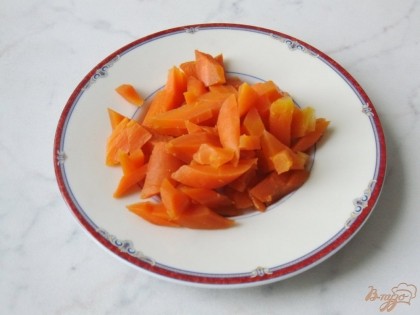 Отваренную морковь чистим и нарезаем произвольно.