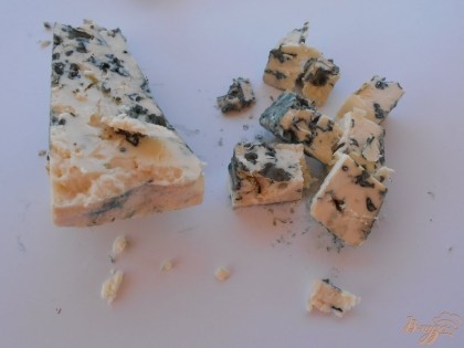 Сыр "Дор блю" нарезаем небольшим кубиком.