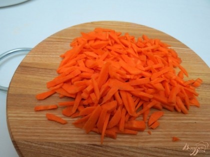 Морковь моем, чистим и нарезаем брусочками.