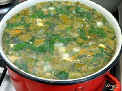Отправляем в суп зелень, пассерованные лук и морковь.Томим суп на плите ещё минут 10.