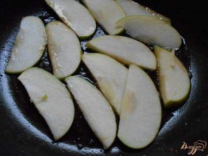 Яблоки нарезаем тонкими пластинами и обжариваем их в масле, оставшемся после обжаривания печени. Лук нарезаем кольцами и обжариваем вслед за яблоками.