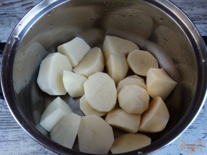 Клубни картофель почистить, порезать на несколько частей и залить холодной водой. Варить, посолив, до мягкости картофеля (примерно 30 минут).