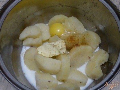 Вбить куриное яйцо, добавить сливочное масло. Посыпать тертым мускатным орехом.