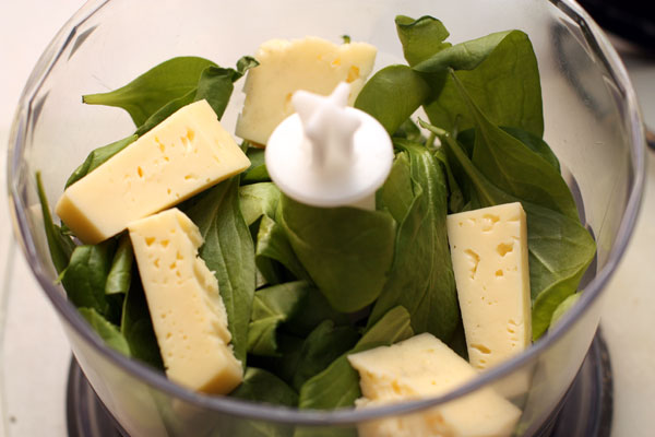 Добавьте нарезанный кусочками сыр и чеснок.