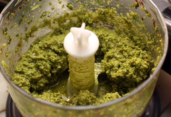 Измельчите в блендере до пастообразного состояния, добавляя понемногу оливковое масло.