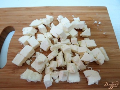 Нарезаем небольшими кубиками адыгейский сыр. Его можно заменить фетой, или брынзой, но тогда солить не нужно.