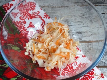 Выложите в салатник отжатую и слегка измельченную квашеную капусту. Добавьте измельченный репчатый лук.
