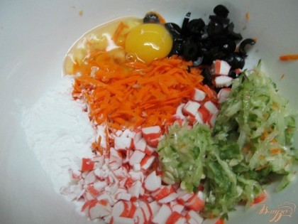 Маленькую морковь натираю на крупной терке и соединяю все ингредиенты, вбиваю яйцо, солю, перчу, добавляю крахмал.